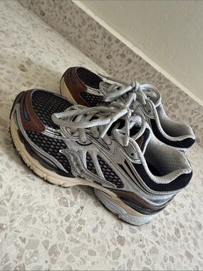 SAUCONY Gray and Black Mesh Athletic Sneakers with Brown Accents